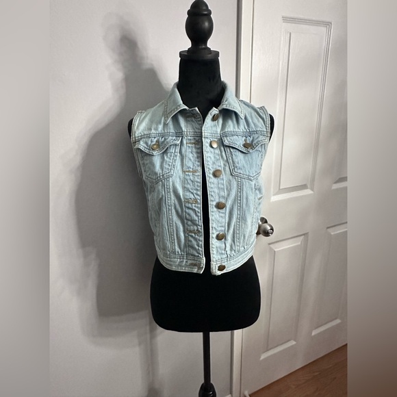 Forever 21 Jackets & Blazers - Forever 21 jean vest